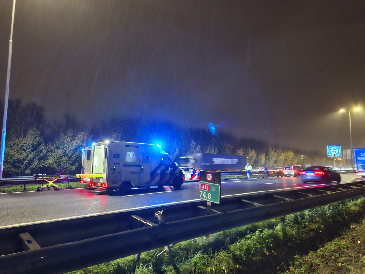 Ambulance Botst Op Politie Tijdens Spoedtransport Over De A15 - ZHZActueel