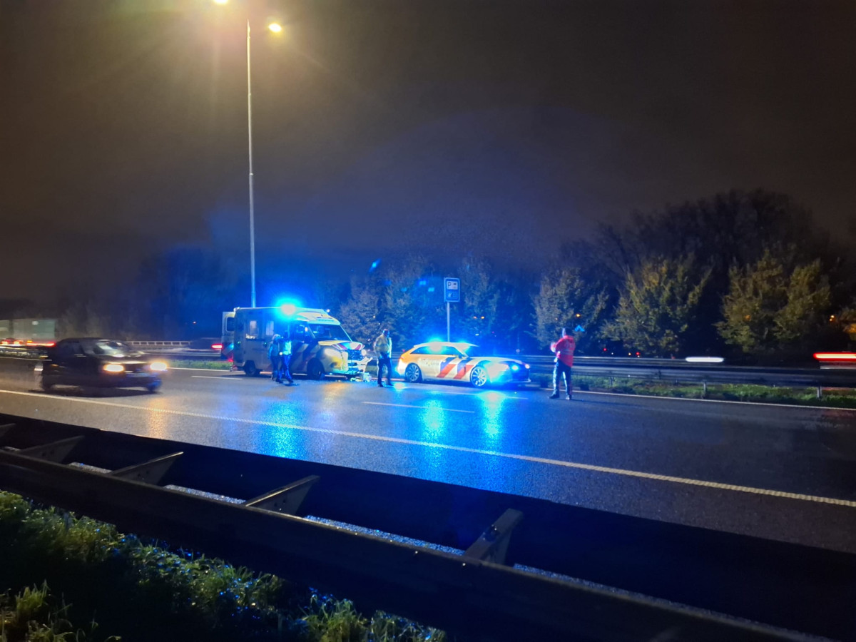 Ambulance Botst Op Politie Tijdens Spoedtransport Over De A15 - ZHZActueel